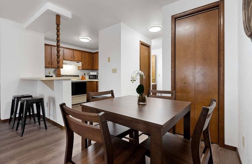 Bellevue Apartamento | Bright + Spacious Apartment with King Bed and Workspace