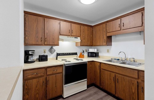 Bellevue Apartamento | Bright + Spacious Apartment with King Bed and Workspace