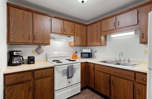Green Bay Apartamento | Bright + Spacious Apt 12 with King Bed and Workspace