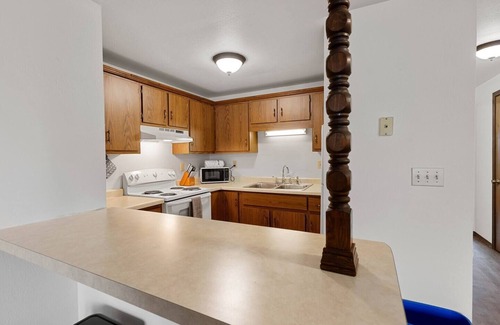 Green Bay Apartamento | Bright + Spacious Apt 12 with King Bed and Workspace