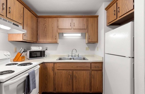 Green Bay Apartamento | Bright + Spacious Apt 12 with King Bed and Workspace