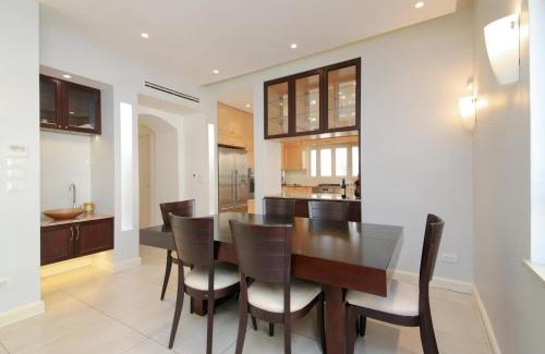 Rehavia Apartamento | Bright, Spacious, & Homey Central Rechavia Residence