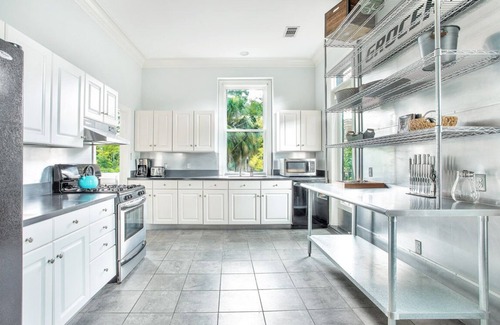 Old West Broad Neighborhood Casa | Quédate con Lucky Savannah: Loft espacioso entre robles, ¡camina por todas partes!