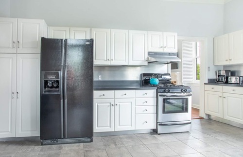 Old West Broad Neighborhood Casa | Quédate con Lucky Savannah: Loft espacioso entre robles, ¡camina por todas partes!