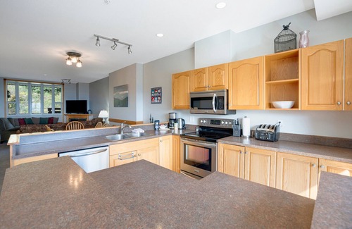 Silver Star Mountain Hotel | Bright & Spacious Townhouse w/ Fireplace - Sleeps 13
