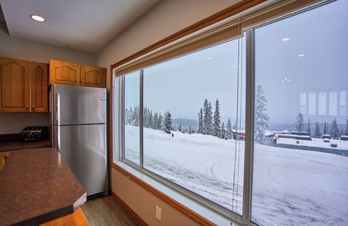 Silver Star Mountain Hotel | Bright & Spacious Townhouse w/ Fireplace - Sleeps 13