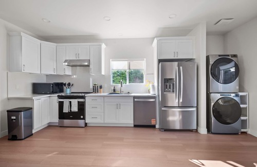 Mira Mesa Casa | Bright & Spacious Upstairs Room in Peaceful Home