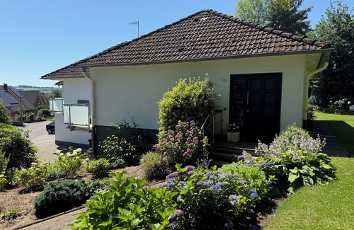 Lindlar Apartamento | Bright, spacious vacation apartment on the edge of the forest; quiet; great view; close to the town center