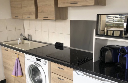 Mandelieu-La-Napoule Apartamento | Bright studio Cannes Marina, 2 guests, close to beach and shops.