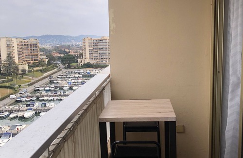 Mandelieu-La-Napoule Apartamento | Bright studio Cannes Marina, 2 guests, close to beach and shops.
