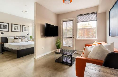 Belmont Apartamento | Bright Studio Apartment - Food Carts & Local Shops