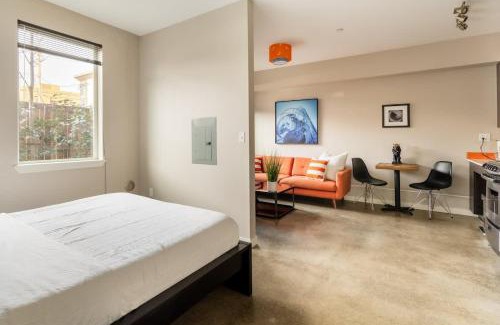 Belmont Apartamento | Bright Studio Apartment - Food Carts & Local Shops