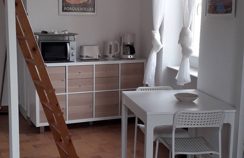 Porquerolles Apartamento | Bright studio at the entrance to the village