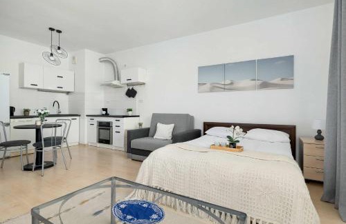 Lagiewniki Apartamento | Bright Studio in Cracow with Desk and Bathtub by Noclegi Renters