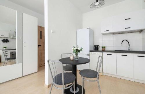 Lagiewniki Apartamento | Bright Studio in Cracow with Desk and Bathtub by Noclegi Renters