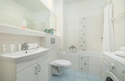 Lagiewniki Apartamento | Bright Studio in Cracow with Desk and Bathtub by Noclegi Renters