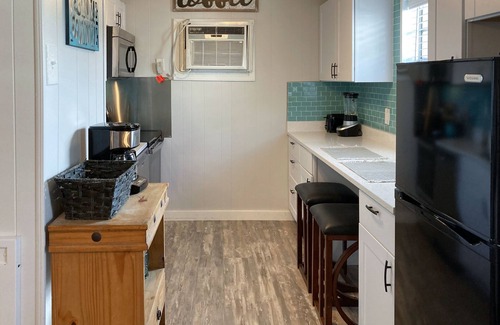 Kiska Beach Apartamento | Bright Studio with High-Speed WiFi, Full Kitchen, Firepit, and Partial AC