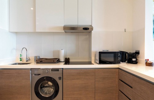 Al Raha Beach Apartamento | Bright Studio with Balcony, Pool & Gym – Near Yas Attractions