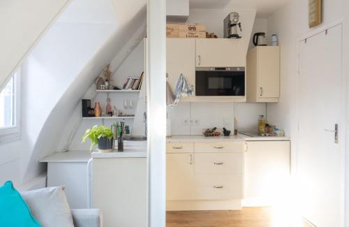 Quartier de la Plaine-de-Monceaux Apartamento | Bright studio with beautiful view in Paris