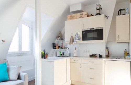 Quartier de la Plaine-de-Monceaux Apartamento | Bright studio with beautiful view in Paris