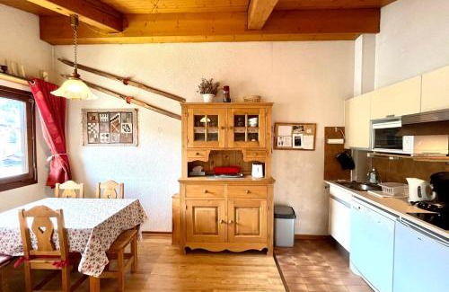 Demi-Quartier Apartamento | Bright studio with view on the green needle