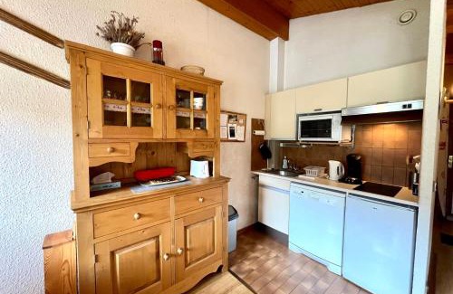 Demi-Quartier Apartamento | Bright studio with view on the green needle