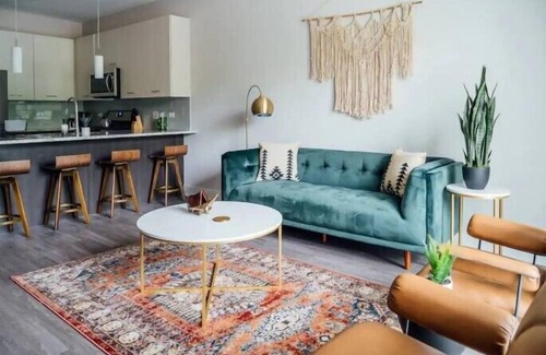 Forestview Apartamento | Bright Stylish 2BR Apt in Oak Brook