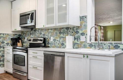 Aksarben - Elmwood Park Casa | Bright & Stylish 4BR Spot - Close to Downtown Fun