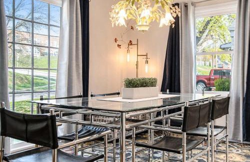 Aksarben - Elmwood Park Casa | Bright & Stylish 4BR Spot - Close to Downtown Fun