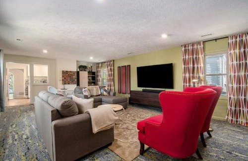 Aksarben - Elmwood Park Casa | Bright & Stylish 4BR Spot - Close to Downtown Fun