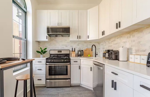The Heights Apartamento | Bright & Stylish Brownstone Retreat Mins from NYC