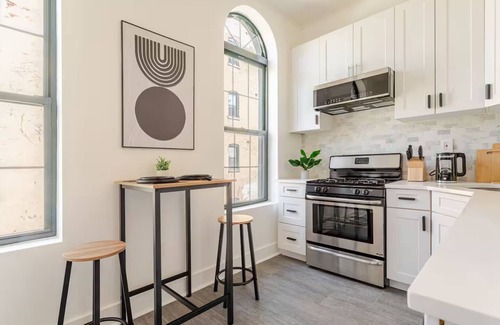The Heights Apartamento | Bright & Stylish Brownstone Retreat Mins from NYC