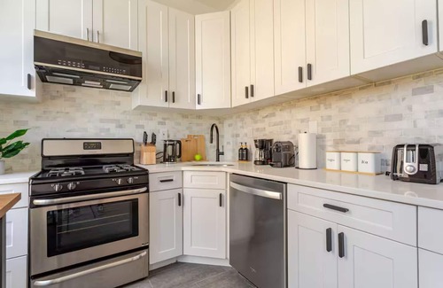 The Heights Apartamento | Bright & Stylish Brownstone Retreat Mins from NYC