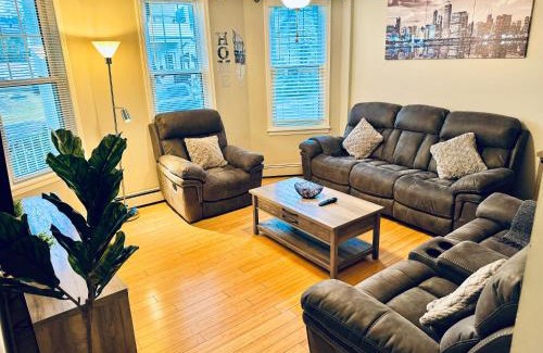 Haledon Casa | Bright, Stylish & Cozy 2Bed Unit w/Backyard & Grill Close to NYC!