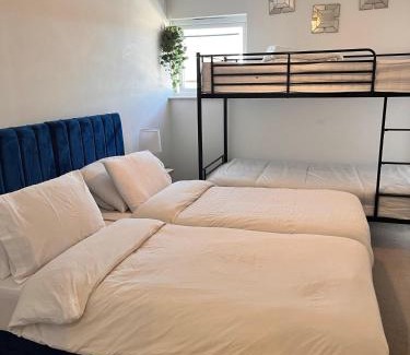 Chatham Casa | Bright & Stylish en-suite bedroom suitable for singles, couples, and families in a 2bed apartment
