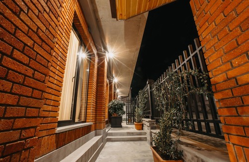 Telavi Hotel | Lugar elegante y luminoso con piscina, bar y restaurante.