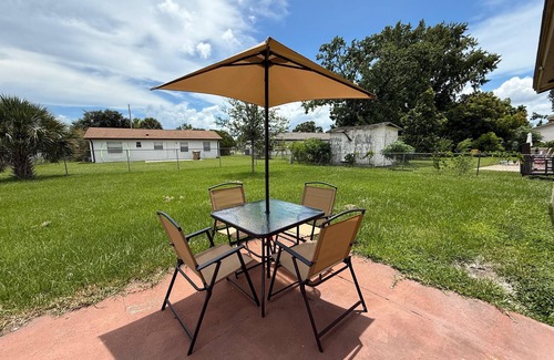 Buena Ventura Lakes Casa | Bright Stylish Retreat Close to Disney Parks & Univesal