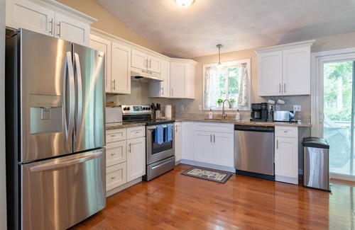Narragansett Casa | Bright & Sunny Two level home, sleeps 10 w/ association beach