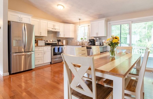 Narragansett Casa | Bright & Sunny Two level home, sleeps 10 w/ association beach
