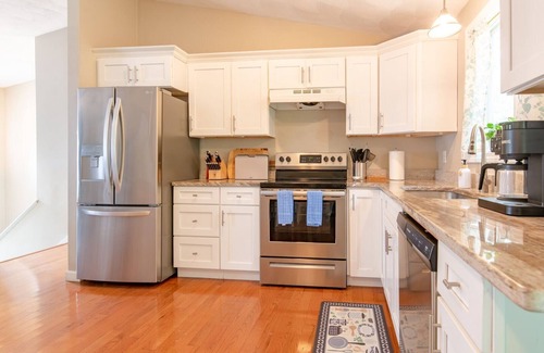Narragansett Casa | Bright & Sunny Two level home, sleeps 10 w/ association beach