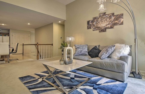 Gladstone Casa | Bright Townhome < 10 Mi to Dtwn Kansas City!