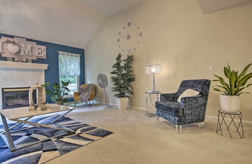 Gladstone Casa | Bright Townhome < 10 Mi to Dtwn Kansas City!
