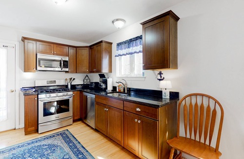 Freeport Casa | Bright townhome with private deck, full kitchen, WiFi, & washer/dryer