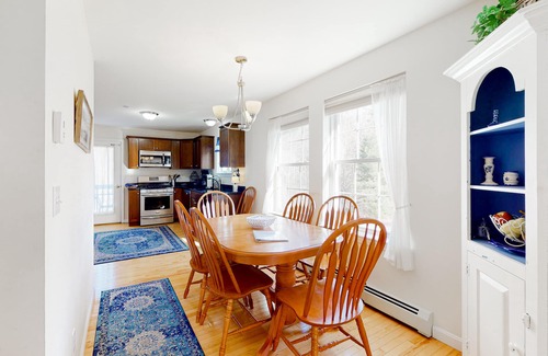 Freeport Casa | Bright townhome with private deck, full kitchen, WiFi, & washer/dryer