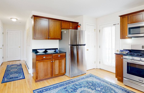 Freeport Casa | Bright townhome with private deck, full kitchen, WiFi, & washer/dryer
