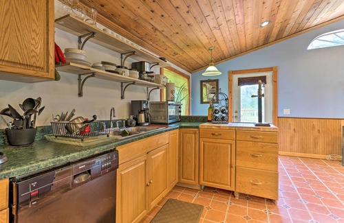 South Kortright Cabina | Bright Tucked-Away Cabin w/ Furnished Deck + Grill