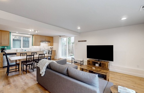 Green Lake Casa | Bright, updated duplex with rear garden & Green Lake around the corner