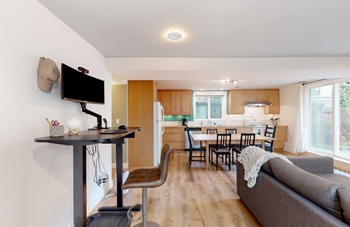 Green Lake Casa | Bright, updated duplex with rear garden & Green Lake around the corner