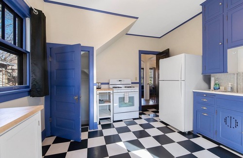 Carag Casa | Bright Uptown Home