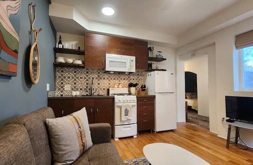 Elysian Heights Apartamento | Bright Urban Apartment + Large Patio
